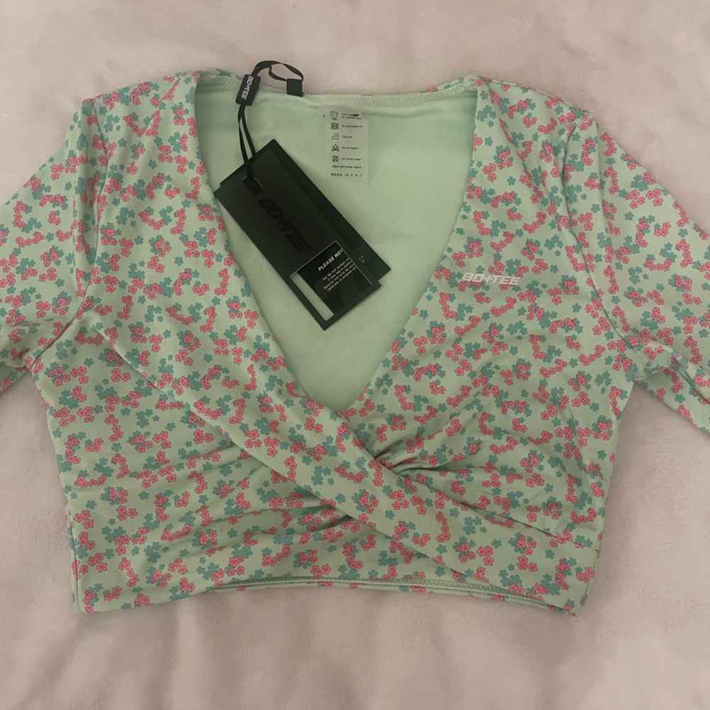 Bo + Tee green floral long sleeve work out top